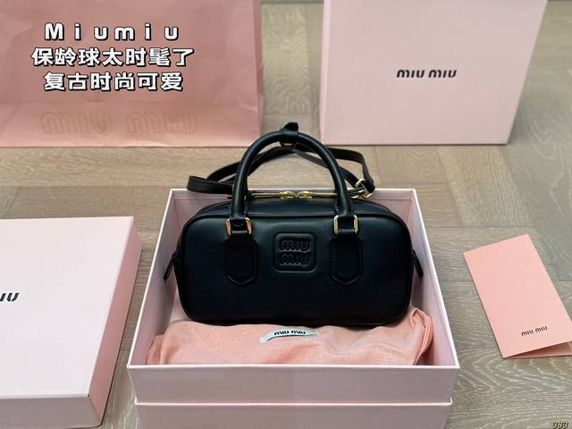 P230配盒 Miumiu保龄球也太时髦了吧，要哭了。 复古，时尚，可爱，把所有美的元素都集体在身上了。把秋天的针织和大衣，连衣裙，短裙搭配得超文艺，复古，时尚