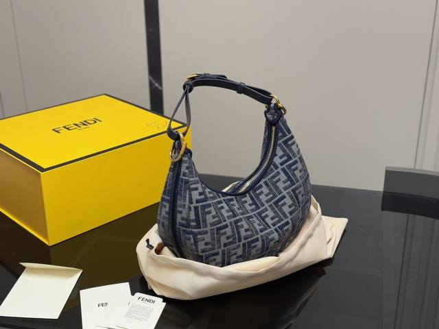 ￥ P270 配折叠盒 Size：28*16Cm 芬迪新款月亮牛角包 配肩带 腋下！