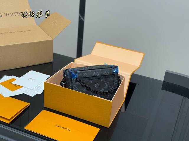 ￥ P260 配折叠盒飞机盒 尺寸：18X13X8 Lv 盒子包 真的是可爱的方盒子 调调很色喜庆！ 真的是小可爱！ Mini Soft Trunk盒子包 细节