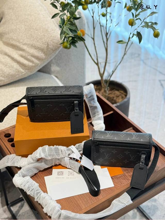 黑花 P230牛皮 P250 本款Bosphore迷你手袋得名于品牌2000年代的复古Bosphore系列,以简洁线条和紧凑构型成就舒适背携,再借可拆卸名牌展露 黑花 P230牛皮 P250 本款Bosphore迷你手袋得名于品牌2000年代的复古Bosphore系列,以简洁线条和紧凑构型成就舒适背携,再借可拆卸名牌展露