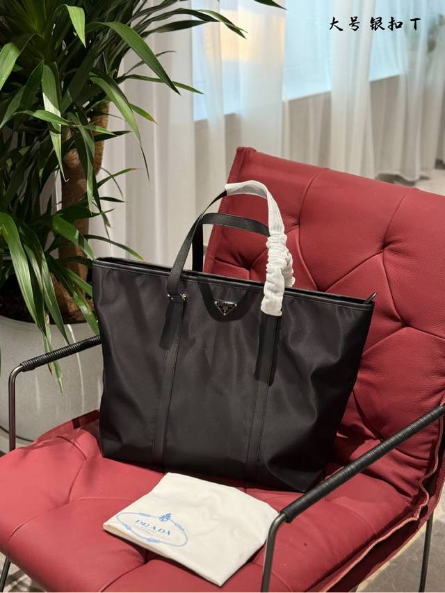 P200 男包推荐 Prada 男士商务包,超正,超帅气 今天给大家分享几款Prada的男士商务包,这几款包包都是Prada最新作品,可以满足不同年龄和不同穿衣 P200 男包推荐 Prada 男士商务包,超正,超帅气 今天给大家分享几款Prada的男士商务包,这几款包包都是Prada最新作品,可以满足不同年龄和不同穿衣