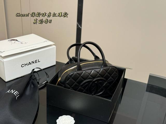 ¥ P220 配折叠盒 Size:26.16Cm 香奈儿中古保龄球包 这个保龄球包真的太香了~ 近期很有人气的一只Vintage Chanel 保龄球包。 版型 ¥ P220 配折叠盒 Size:26.16Cm 香奈儿中古保龄球包 这个保龄球包真的太香了~ 近期很有人气的一只Vintage Chanel 保龄球包。 版型