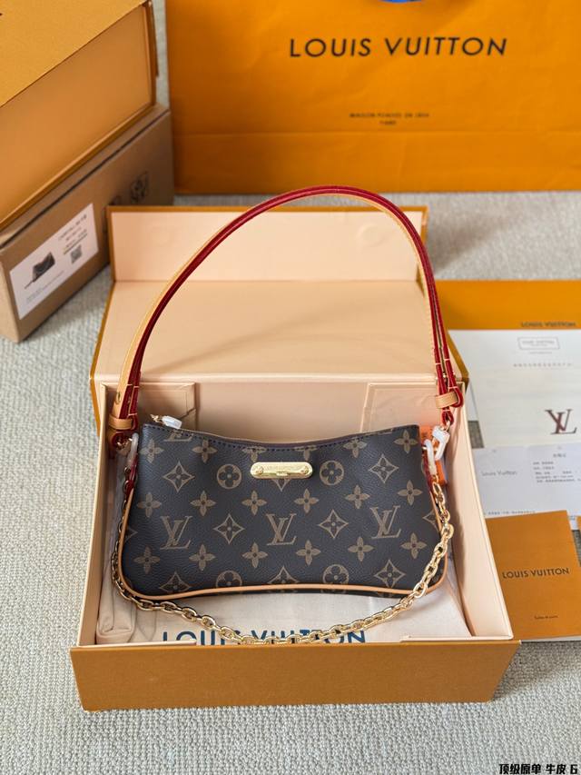 顶级原单 牛皮 全钢五金 P220 Liv Pochette 手袋 Monogram 帆布中的 Liv Pochette Double 设计为紧贴在手臂下。它配