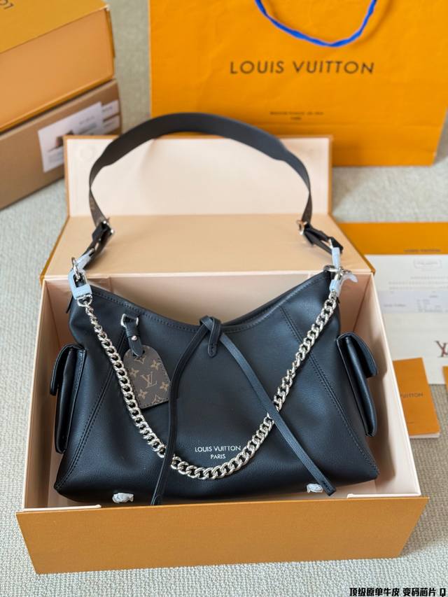 顶级原单牛皮 变码芯片 P270 Carryalldark 中号手袋 本款 Carrvall Dark 中号手袋以柔软羊皮革塑造时尚慵懒 廓形为 春夏秀场造型增 顶级原单牛皮 变码芯片 P270 Carryalldark 中号手袋 本款 Carrvall Dark 中号手袋以柔软羊皮革塑造时尚慵懒 廓形为 春夏秀场造型增