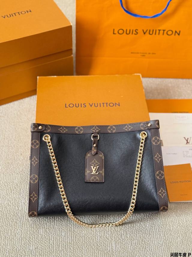 原版皮 P370 配盒 尺寸 ：30 22Cm Lv新款Tote 包包， 真的很难不爱耐看又实用 包包容量还很大， 什么东西都能往里塞 软软的气质看上去松弛感满