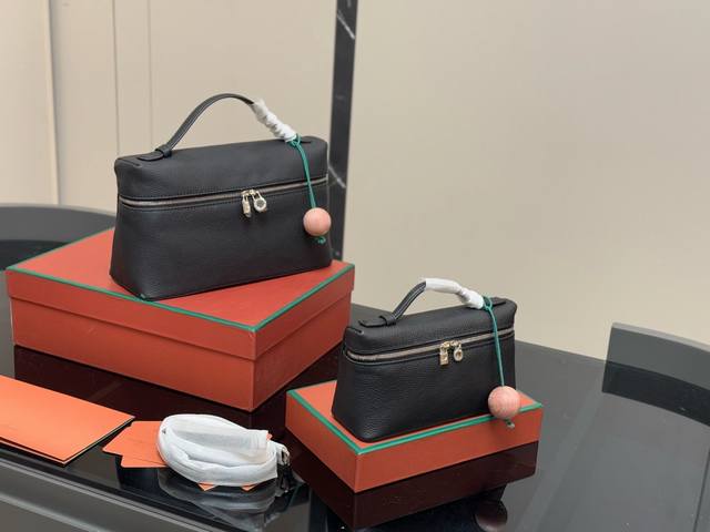 ¥ P300 ¥ P240 配盒 Size:27*15Cm 20*11Cm Loropiana包火出圈 Gigi也爱不释手~ 真的对L27毫无抵抗力 ¥ P300 ¥ P240 配盒 Size:27*15Cm 20*11Cm Loropiana包火出圈 Gigi也爱不释手~ 真的对L27毫无抵抗力