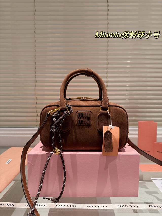 P250 配盒 Size:23Cm Miumiu 保龄球包 对版面料 皮质光滑细腻柔软, 棉质缎面衬里。 背起来都很Nice 哦 可手拎也可斜挎! 出场就是Mi P250 配盒 Size:23Cm Miumiu 保龄球包 对版面料 皮质光滑细腻柔软, 棉质缎面衬里。 背起来都很Nice 哦 可手拎也可斜挎! 出场就是Mi