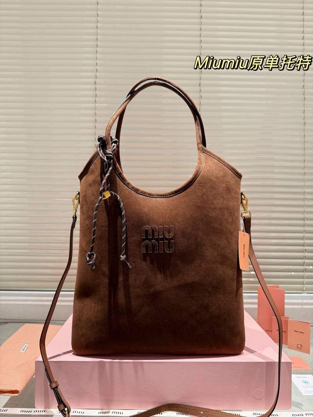 P240 配盒 Size：35*32Cm Miumiu新款托特Tote 今年的风刮的太猛了 老多爆款了！ 这款的版型也太好看了吧~