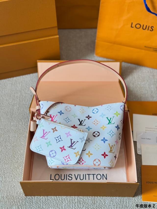 牛皮版本 P220 本款 村上隆三彩系列All Inbb手袋为Monogram帆布搭配亮泽金属件，以标志性挂锁和名牌彰显经典格调。可调节肩带延续品牌制箱传承，皮