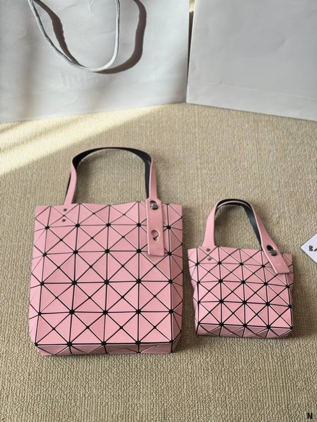 P170 P160 超有品味，一生必备的一只包三宅一生来咯！设计感高级感十足，太好看了包身是进口金属Pvc材质与网纱结合整体体态轻盈，Mini Boxy 可平面