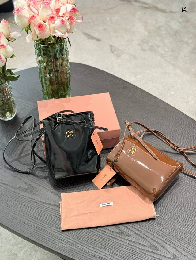 油蜡牛皮 P210 Miumiu新款小水桶油蜡皮推荐 今年新出的油蜡皮材质的小水桶摸起来也太舒服了空间容量都很实用 平时出门只带手机钥匙粉饼的姐妹可以看这款哦内