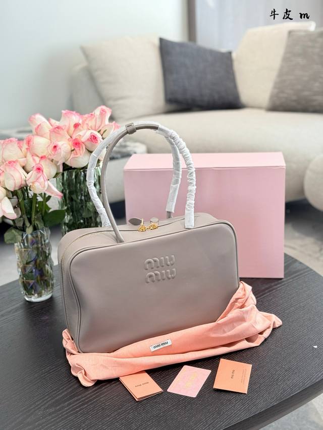 P280 Miumiu奶灰色公文包保龄球腋下包38Cm配盒子 P280 Miumiu奶灰色公文包保龄球腋下包38Cm配盒子