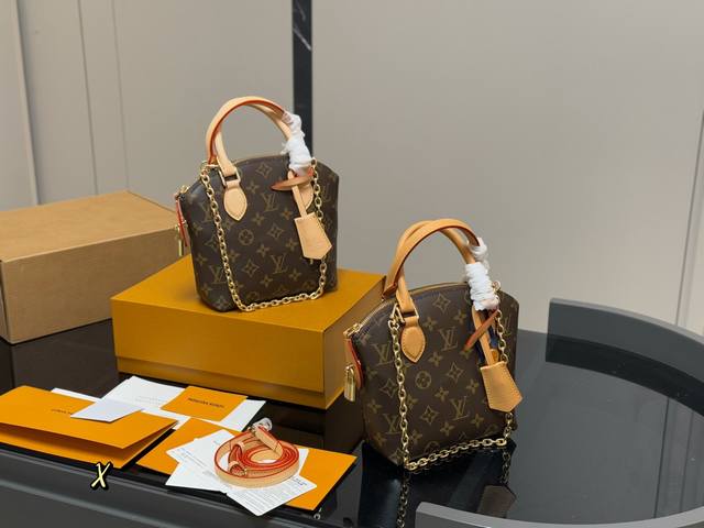 ￥ P250 配折叠盒飞机盒 Size：17*17Cm Lv 24Fw Bb手袋 大大的金色挂锁 ！ 我感觉更大气！ 手提！腋下！斜挎！