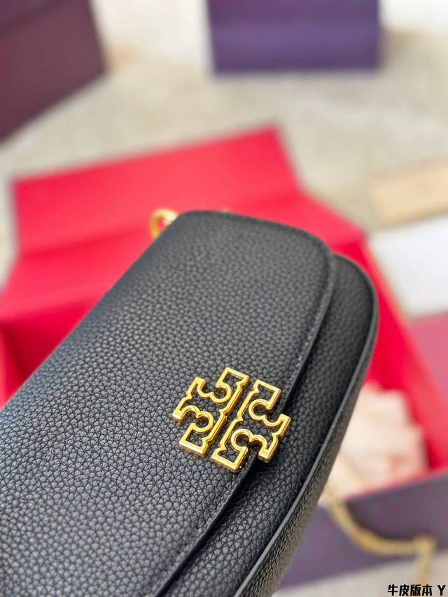 牛皮版本 P230 Toryburch Britten荔枝纹牛皮小包，配有皮和链条两根肩带 多变背法，可腋下，斜背 尺寸22 13Cm