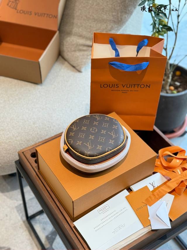 P320 顶级原单 M45149 Boite Chapeau Souple小号手袋年春夏款尺寸:17.0X16.0X7.0Cm 时髦精的生活注定不可能千篇一律, P320 顶级原单 M45149 Boite Chapeau Souple小号手袋年春夏款尺寸:17.0X16.0X7.0Cm 时髦精的生活注定不可能千篇一律,