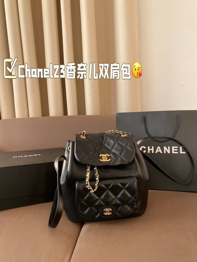 P330 纯羊皮 折叠包装 Chanel23香奈儿双肩包直戳我心啊 简直是本季黑马,跟之前的Duma双肩包比 实用度直接上升了一个等级,看网图小姐姐的搭配 就是 P330 纯羊皮 折叠包装 Chanel23香奈儿双肩包直戳我心啊 简直是本季黑马,跟之前的Duma双肩包比 实用度直接上升了一个等级,看网图小姐姐的搭配 就是