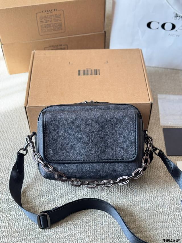 牛皮版本 P280 经典印花翻盖斜挎包 Feste Charter Crossbody 翻盖设计包型方正利落 环链%经典顶部缝线纹路 复古精致且彰显细节魅力 尺 牛皮版本 P280 经典印花翻盖斜挎包 Feste Charter Crossbody 翻盖设计包型方正利落 环链%经典顶部缝线纹路 复古精致且彰显细节魅力 尺