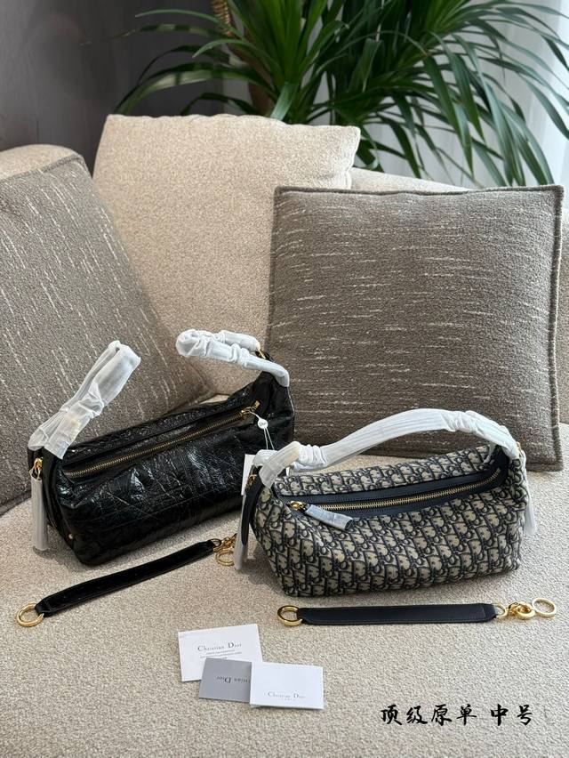 老花 P360牛皮 P380 Journey系列中号蓝布,自带松弛感的Hobo包,包形柔软又随意,经典的老花面料,搭配金色的字母肩带扣,整体复古又高级,精致感满 老花 P360牛皮 P380 Journey系列中号蓝布,自带松弛感的Hobo包,包形柔软又随意,经典的老花面料,搭配金色的字母肩带扣,整体复古又高级,精致感满