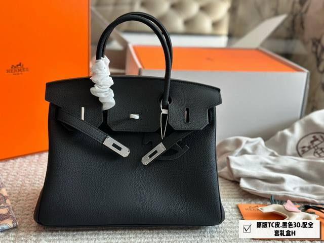 340 配折叠盒+飞机盒 Size:30厘米 升级版 原版品质 原版Tc皮 侧围钢印编码 锁头是铜锁哦 丝巾+飞马挂件 背铂金包的季节来啦 头层牛皮 手感!质 340 配折叠盒+飞机盒 Size:30厘米 升级版 原版品质 原版Tc皮 侧围钢印编码 锁头是铜锁哦 丝巾+飞马挂件 背铂金包的季节来啦 头层牛皮 手感!质