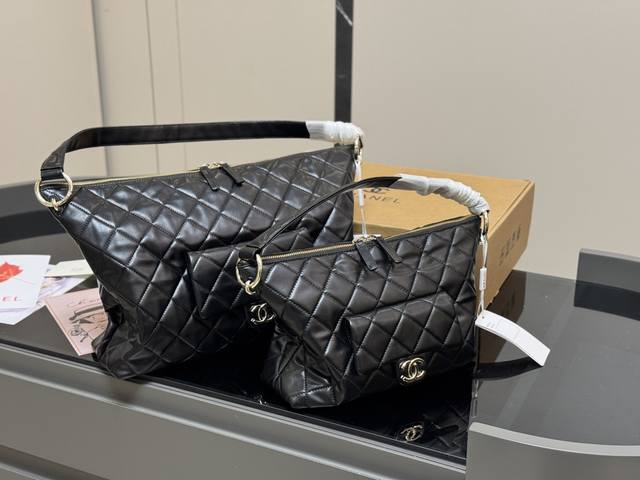 ¥ P220 ¥ P210 配盒 Size:38.29Cm 30*23Cm 香奈儿手工坊 嬉皮包 舒服 能装 软牛皮 有质感! 粗编织肩带真的好舒服 单肩背起来 ¥ P220 ¥ P210 配盒 Size:38.29Cm 30*23Cm 香奈儿手工坊 嬉皮包 舒服 能装 软牛皮 有质感! 粗编织肩带真的好舒服 单肩背起来