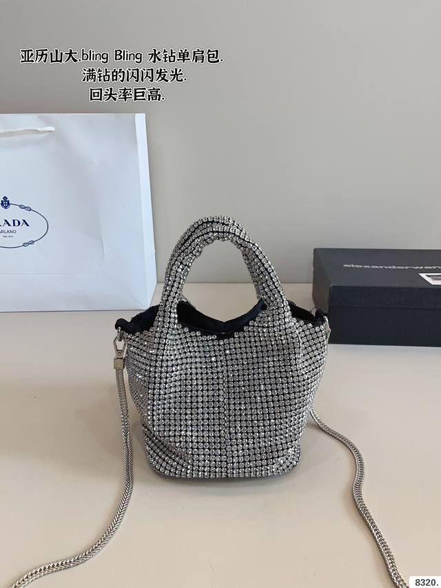 P170配礼盒 亚历山大.手提包. 包身柔软但结实.包身水钻.高级又吸睛 妥妥的一个名媛风. 配链条肩带可斜挎，手提.尺寸：14*14*14Cm