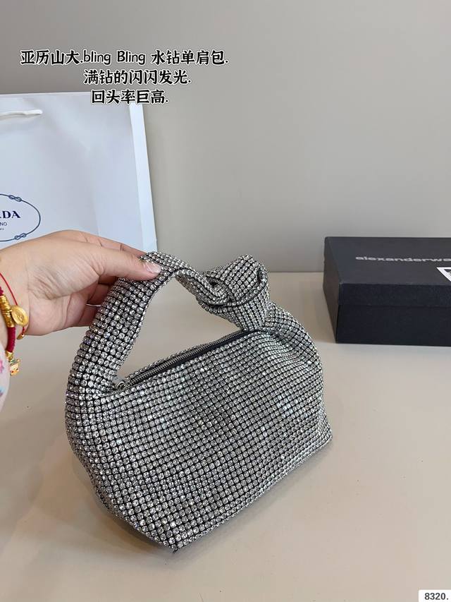 P170配礼盒 亚历山大.手提包. 包身柔软但结实.包身水钻.高级又吸睛 妥妥的一个名媛风.手提.尺寸：19*10*13Cm