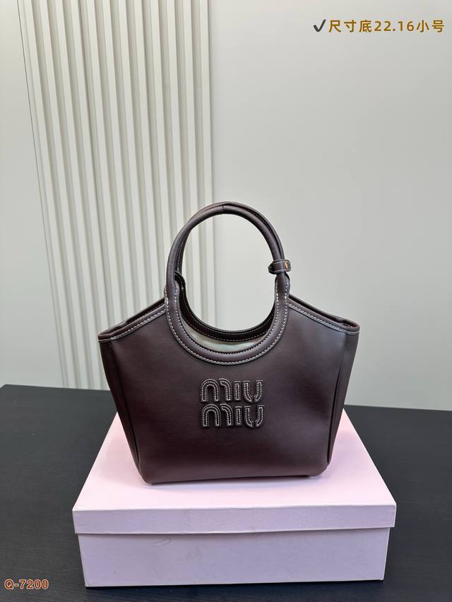 P180配礼盒 缪谬Miu Miu新款托特包 当之无愧的Top热选手经典大气的保龄球包造型设计给整体增添一丝帅气与Miu少女的形象形成反差，线条简洁利落低调的形