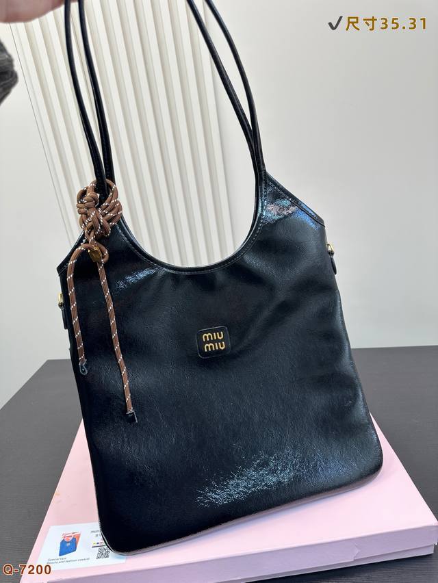 P180 缪缪Miu Miu漆皮托特包时髦精致的托特 见到实物不得不感叹火有它火的道理超实用的好嘛！ 尺寸 35.31Cm