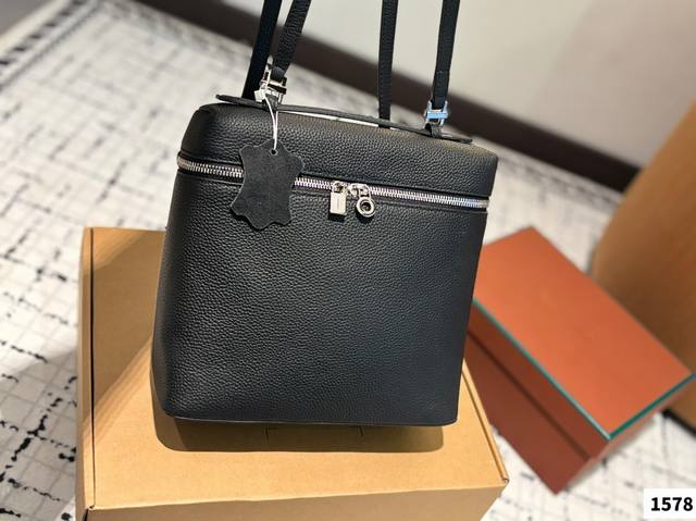 牛皮 P270 礼盒尺寸23.20 Loro Piana 双肩包 Lp诺悠翩雅 很简约的款式 什么风格都能搭 皮质软软的像一块豆腐~而旦巨轻! 肩带可以调节 侧 牛皮 P270 礼盒尺寸23.20 Loro Piana 双肩包 Lp诺悠翩雅 很简约的款式 什么风格都能搭 皮质软软的像一块豆腐~而旦巨轻! 肩带可以调节 侧