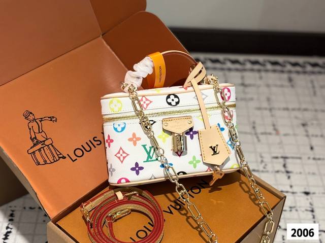 P230 新款白三彩 复刻版 配盒 L家 新品化妆包 真的是太好看了！很小巧精致，放遥遥领先宽度刚刚好，再大一点的手机应该也可以，太适合春夏了！老花搭什么衣服都