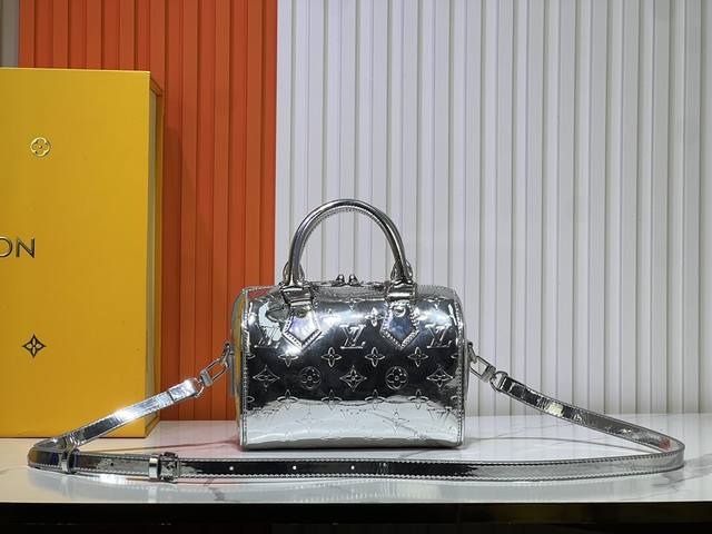 批180M11987 本款 Speedy BandoulièRe 20 手袋出自 Lv Ski 系列，为压纹涂层帆布点缀光滑皮革饰边和莹亮金属件，再以崭新 Mo