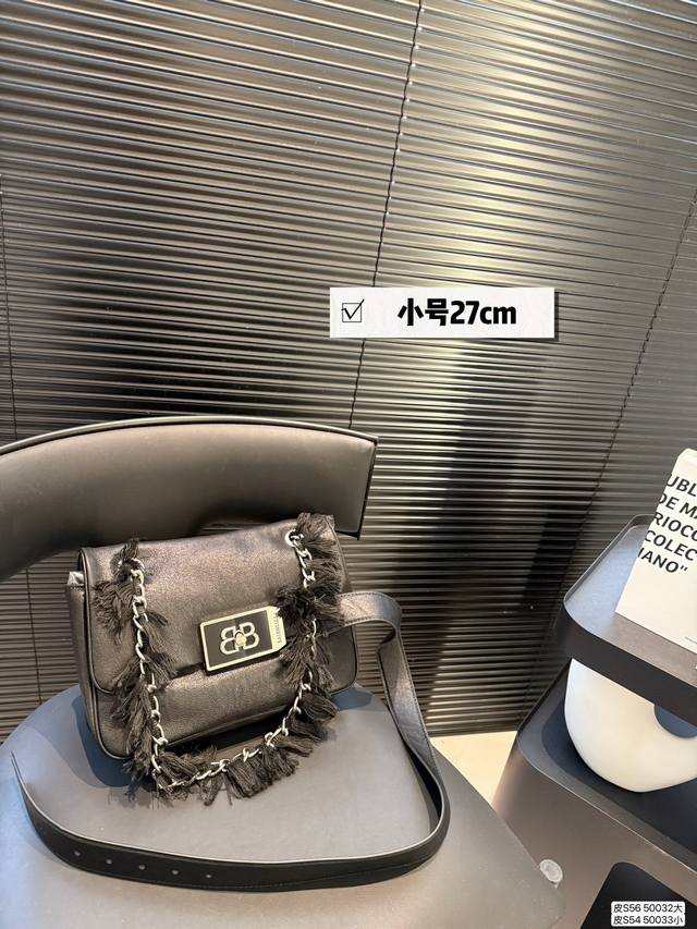大号P420 小号P400 巴黎世家 Balenciaga Modu 手袋 balenciaga 在上海兴业太古汇旗舰店率先发售春季25秀款 Modu 手袋，新