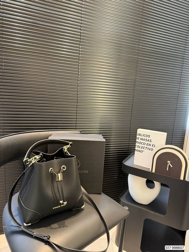 p160 配盒子 Mk 水桶包 少女感十足，水桶包型超级时尚，很特别包身不大但是内里简直太能装了，很深日常出门完全够用，经典老花抽绳，粉粉嫩嫩的随便套件连衣裙西