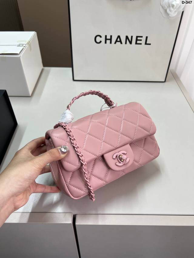 p190 chanel香奈儿手柄方胖子 可单肩,斜挎,尽显女人优雅气质 是一款超级百搭的休闲链条包 d-347尺寸20×12折叠盒飞机盒 p190 chanel香奈儿手柄方胖子 可单肩,斜挎,尽显女人优雅气质 是一款超级百搭的休闲链条包 d-347尺寸20×12折叠盒飞机盒