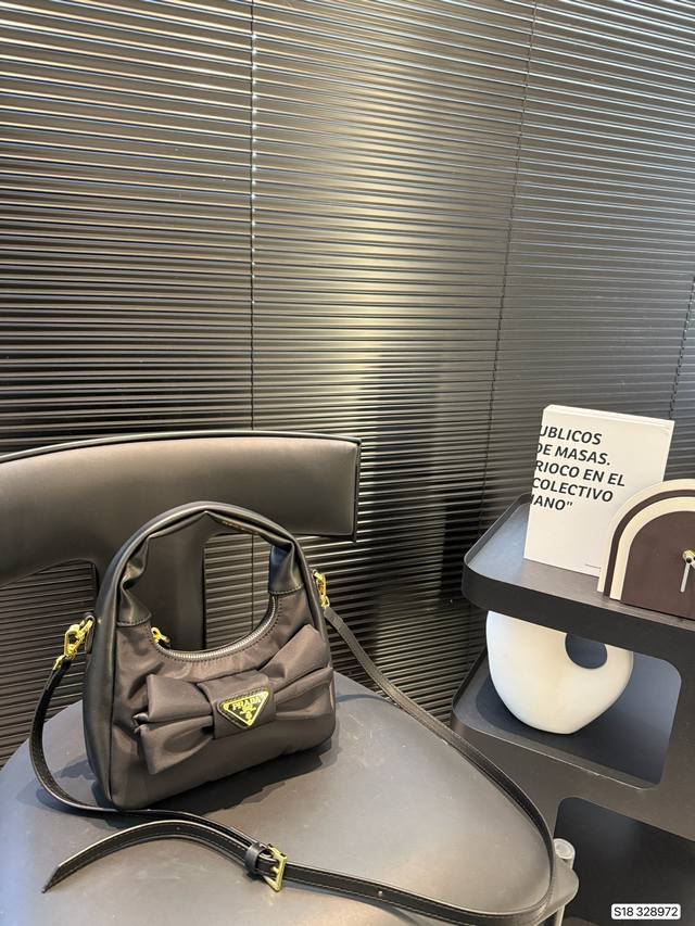 p170配盒子 普拉达新包惊艳了我的Prada也有甜妹 黑色蝴蝶结法式优雅甜美复古,包型简约大气,爱了爱了精致小包包日常必备#Prada 腋下 尺寸:21 12 p170配盒子 普拉达新包惊艳了我的Prada也有甜妹 黑色蝴蝶结法式优雅甜美复古,包型简约大气,爱了爱了精致小包包日常必备#Prada 腋下 尺寸:21 12