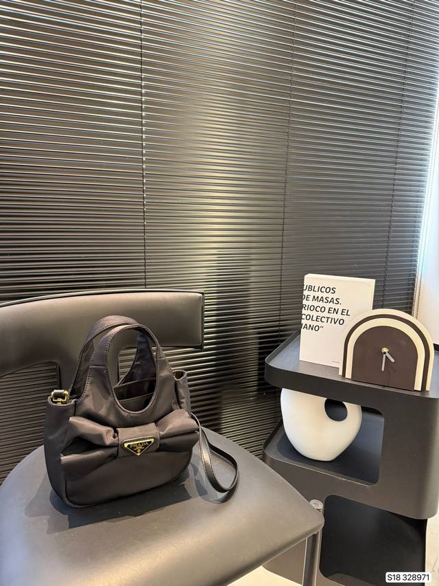 p170 普拉达新包惊艳了我的Prada也有甜妹 黑色蝴蝶结法式优雅甜美复古,包型简约大气,爱了爱了精致小包包日常必备#Prada 菜篮子 尺寸:19 15 货 p170 普拉达新包惊艳了我的Prada也有甜妹 黑色蝴蝶结法式优雅甜美复古,包型简约大气,爱了爱了精致小包包日常必备#Prada 菜篮子 尺寸:19 15 货