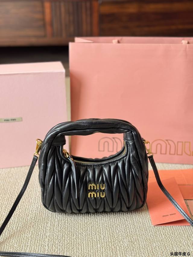 头层牛皮 P320 miu Miu Wander系列新款褶皱包 miu Miu Wander系列新款褶皱包，有被美到了，看到的第一眼就挪不开眼睛了。小羊皮手感很