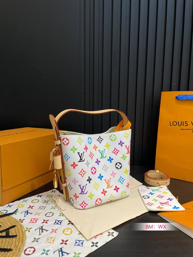 p200 配折叠礼盒 lv 新款 All In Bb 水桶包 容量大 长得好看 各种背法 用了都换不掉的包谢谢Baby 好久没有买包了 开心 你喜欢怎么背提着