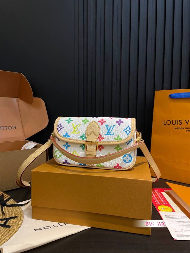 p180 配折叠礼盒 变色皮系列 高端货Lv专柜新款村上隆全新合作系列Diane迷你法棍包～配长短两条肩带众多明星追捧的单品哦 原版白三彩面料配变色牛皮顶级五金