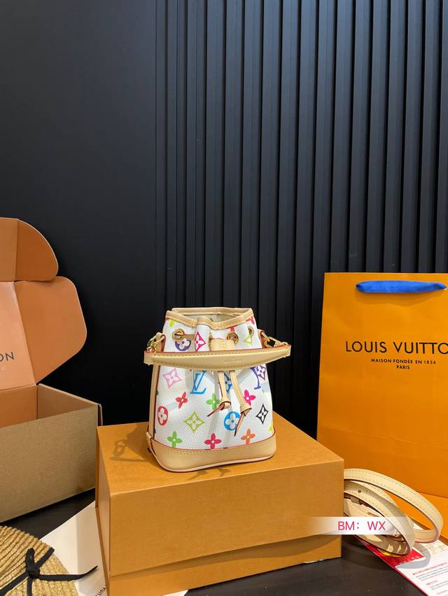 p180 配折叠礼盒 25S村上隆联名款白三彩来啦 lv Nano Noe迷你白彩水桶也太太太好看了叭！！刘亦菲们放心冲！！！ 巨巨巨适合夏天～ 无论穿什么都百