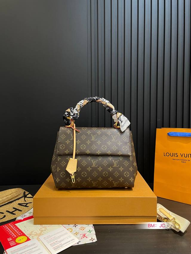 p210 配折叠礼盒 Lv Cluny Bb！ 最新老花系列高级！ 妙趣中释放野性意味 尺寸:29*24