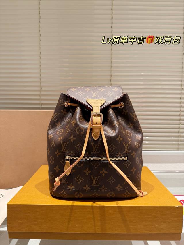 p240 头层皮 lv新款Montsouris Bb 升级版 找个理由买包呀被朋友种草了新款Montsourisbb 休闲百搭又能解放双手容量也是很大侧背和双肩