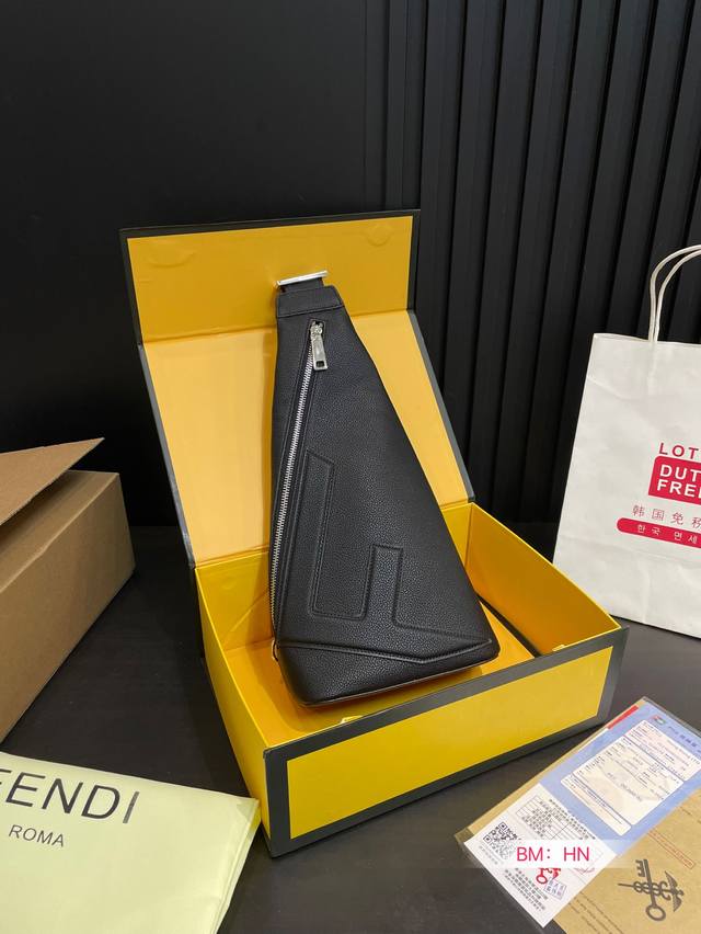 p170 配折叠盒子 芬迪胸包 能装又高级的单肩包 当然是Fendi Roma Cono 饰有Fendi字样的布料斜挎肩带可调节左右两侧都可固定 其实男生背包不