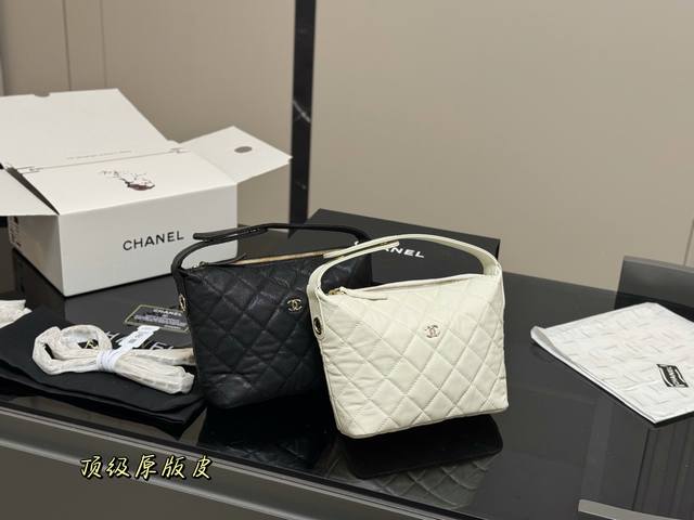 ￥250 配折叠盒 size：20Cm 香奈儿饭盒 Hobo 又称流浪包 包身轻便又有容量 又精美又实用，性价比超高 推荐入手之一 太好搭啦！随手一提！出门！