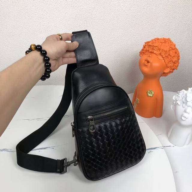 420Bv男包胸包，倾向简洁为主皮质就注定成为重点以细节点缀造型诠释男士时尚商务的风格进口打蜡牛皮沉稳低调实用商务风格作为男士基础单品最适合不过完全兼顾日常出行