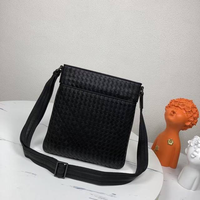 550Bv经典款男士斜挎包包型简单时尚秉承着传统手工制作进口打蜡牛皮无缝编织♂低调奢华皮质越用越油亮Size：29-30-4Cm。