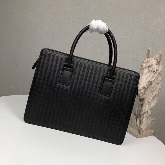 810Bv男包公文包男士手提包因为他们身上每个细胞都充满了青春活力，所追求的是生活的质量，是一种成熟心境，进口打蜡牛皮编织公文包，银枪色扣件最新欧版衬里时尚休闲