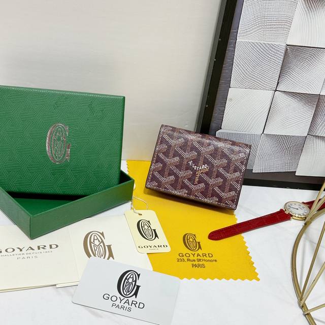 110 戈雅Malhesherbes 卡夹非常适合商务用途，其布局设计将名片存放在其主隔层中。它还有一个卡袋，可确保快速地找到您的卡片。 款号: 98512 颜