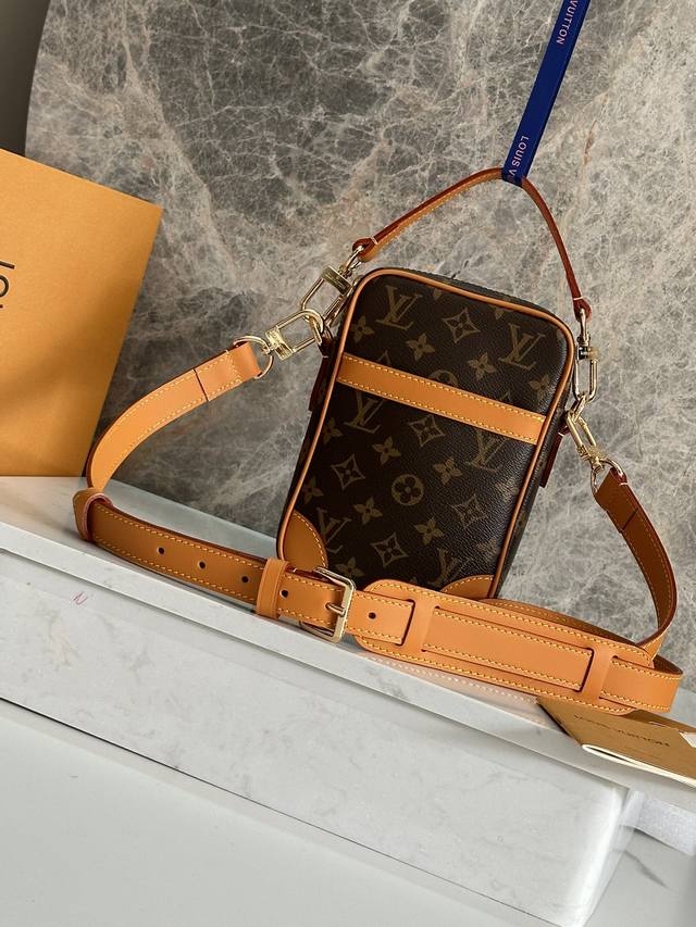 p550 顶级原单 M14013 老花 动态变码Danube 斜挎包采用牛皮革构型，让人联想起路易威登在 20 世纪 80 年代推出的款式，略微褪色的 Mono