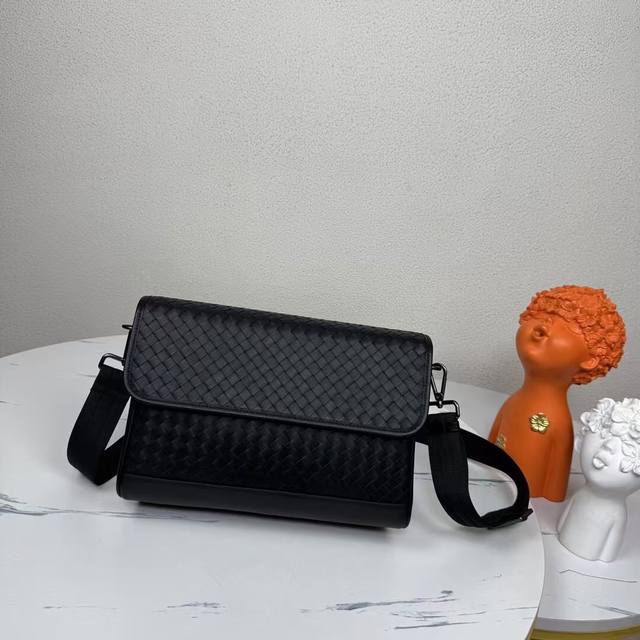 p680 Bv 最新款男士单肩包 原单品质 官网同步 采用顶级打腊胎牛皮 手感超赞 专柜原装五金 独特的设计风格 完美至极 细节做工精致 大气中有内涵 高端上档